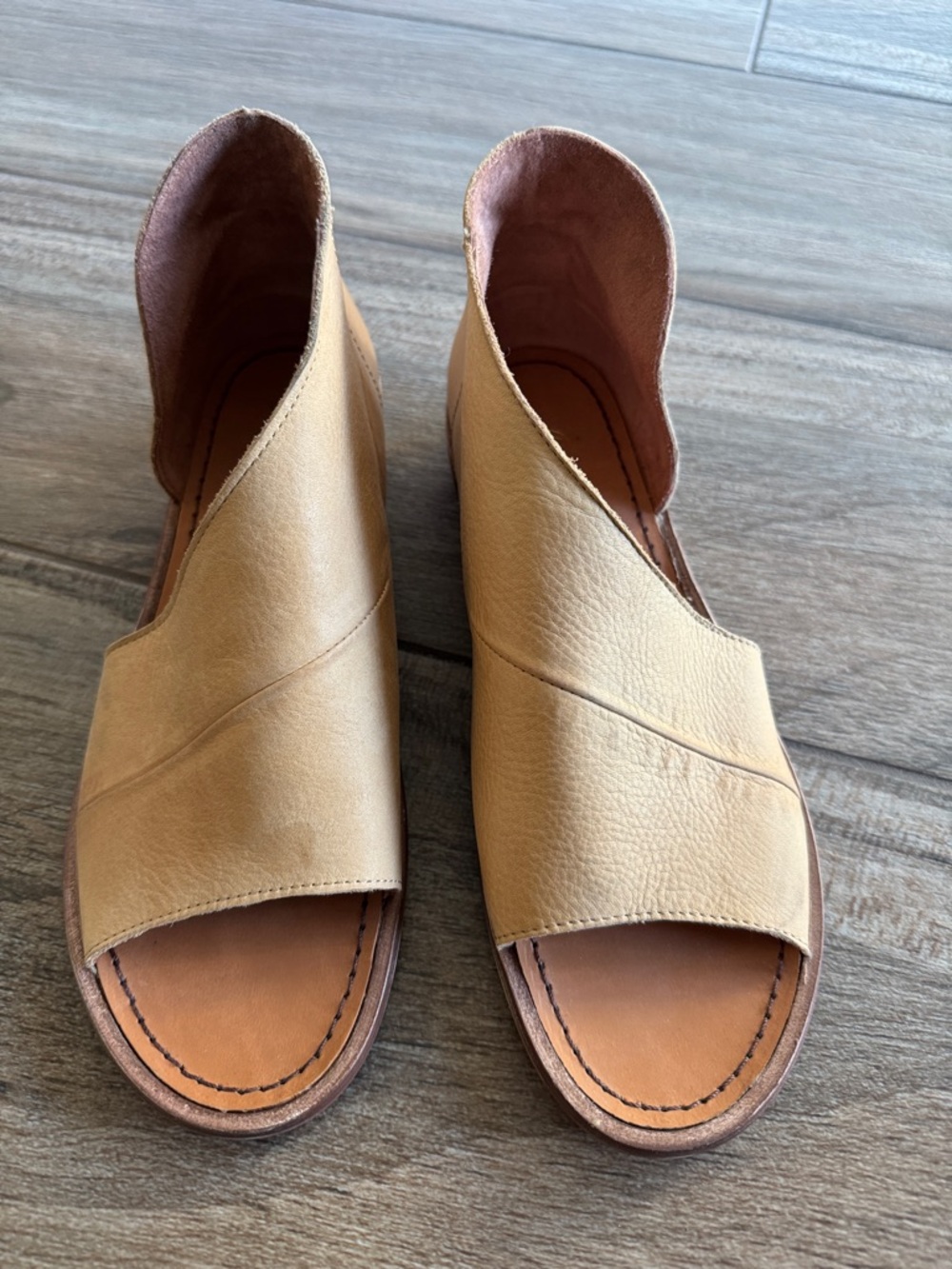 Free People Mont Blanc Open-Toe Leather Sandals in Tan. Women’s size 39